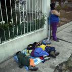 Zulay Molina, de pie, es una madre de 37 años, quien espera en las afueras de un mercado en San Cristóbal, Táchira, para comprar los alimentos. En las olas de protestas que se viven en las calles venezolanas se demuestra el descontento popula...