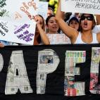 Empleados del periódico El Nacional gritan estribillos en contra del presidente Nicolás Maduro durante una protesta afuera del Centro Nacional de Comercio Exterior, organismo oficial encargado de otorgar los permisos para vender dólares en Ca...