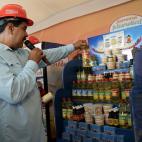 Por otra parte, el Presidente Nicolás Maduro argumenta que tiene nuevos "lineamientos de la nueva ofensiva económica [...] debemos producir más y mejor para destrabar todos los mecanismos inducidos o creados que impidan la producción en el p...