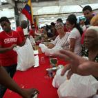 Residentes de Caracas que reciben ayuda del gobierno para la compra de alimentos.