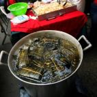 Las hallacas, una especie de tamal de masa de maíz que se envuelve en hojas de plátano, son puestas al baño de María una feria culinaria navideña de un mercado estatal en Caracas, Venezuela. Los tamales son comunes en México, América Cent...