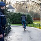 En vaqueros, con la bici, y vigilado en la residencia oficial.