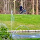 En la residencia de Catshuis, paseando por los jardines.