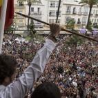 José María González (Por Cádiz sí se puede) saluda a sus vecinos en la plaza de San Juan de Dios.