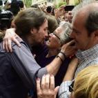 El líder de Podemos, Pablo Iglesias, saluda a vecinos de Madrid tras el pleno de investidura de Carmena.