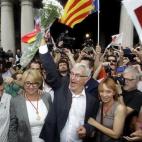 El nuevo alcalde de Valencia, Joan Ribó, en la plaza del ayuntamiento.