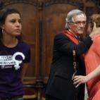 El exalcalde Xavier Trias (CiU) saluda a Ada Colau (Barcelona en Común).