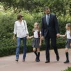 El rey Felipe VI recibido en el Palacio de la Zarzuela por la reina Letizia y sus hijas, Leonor y Sofía, a su regreso de Aquisgrán, donde asistió a la entrega del Premio Carlomagno, que forma parte de una colección de imágenes inéditas dif...