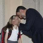 El rey Felipe VI en un gesto cariñoso con su hija mayor, la princesa Leonor, en el Palacio de la Zarzuela, a su regreso de Aquisgrán.