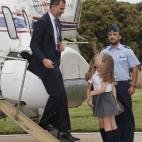 El rey Felipe VI recibido en el Palacio de la Zarzuela por sus hijas Leonor y Sofía a su regreso de Aquisgrán.