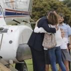 Felipe VI saludando a la reina Letizia y a sus hijas tras la llegada de un viaje oficial.