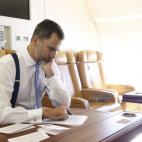Fotografía facilitada por la Casa de S.M. el Rey que muestra al rey Felipe VI en el avión oficial preparando un discurso en su viaje oficial a París, que forma parte de una colección de imágenes inéditas difundidas por la Zarzuela con moti...