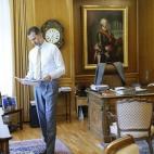Fotografía facilitada por la Casa de S.M. el Rey que muestra al rey Felipe VI trabajando en su despacho, que forma parte de una colección de imágenes inéditas difundidas por la Zarzuela con motivo del primer año de su reinado.