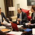 La reina Letizia preparando su primer viaje de cooperación. La foto pertenece a una colección de imágenes inéditas difundidas por la Zarzuela con motivo del primer año de reinado de Felipe VI.