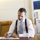 El rey Felipe VI trabajando desde el avión oficial.