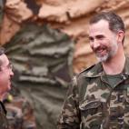 El rey Felipe VI saluda a las tropas durante una visita oficial a Líbano.