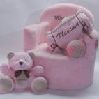 Set Bebe Personalizado de Manufacturas Quecos Silloncito, oso de peluche y manta personalizados con el nombre del niño. También fue candidato a los premios en la categoría de Primera Infancia.