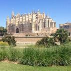 En 2015 The Times eligió Palma de Mallorca como la mejor ciudad para vivir... ¡del mundo entero! ¿Por qué? Porque lo tiene todo: un clima excepcional, playas que nada tienen que envidiar a las caribeñas, montañas, zonas verdes, buena comid...