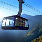 Este teleférico es el más alto del mundo y el segundo más largo. Si te montas en uno de sus vagones volarás a casi 4.800 kilómetros por encima del nivel del mar a lo largo de los 12 kilómetros de recorrido. La sensación es increíble, cue...