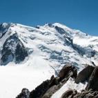 Algunos viajeros dicen que vivir la experiencia de sobrevolar este rincón de Los Alpes desde el teleférico resulta increíble. Divisar el Mont Blanc siendo casi tan alto como él le encoge el estómago a cualquiera. La altura alcanzada por est...