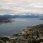 A 420 metros de altura se eleva este teleférico que permite comunicar Tromsø con la montaña regalando unas vistas fantásticas del río y las preciosas casas de la ciudad.  Es una visita original y en la que se pueden disfrutar los paisajes...