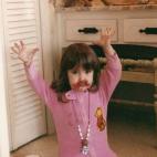 "¡Esta soy yo! Mi madre llegó y dijo: '¡Arriba las manos!' Entonces corrió a coger la cámara y todavía seguía ahí, con las manos levantadas"