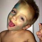 "Primero colgué la foto de cómo era Ethan antes de pintarse la cara con mi sombra de ojos... Esto fue DESPUÉS de intentar quitárselo todo bajo la ducha. Supongo que le gustaba ese look a lo Braveheart antes de que se le quitara del todo. Por...