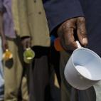 Refugiados del campamento ubicado cerca de Naivasha, en Kenia, hacen fila para conseguir comida.