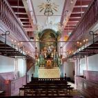 Durante la Reforma Protestante, el catolicismo estuvo prohibido en los Países Bajos. Los creyentes solo podían reunirse donde no pudieran ser vistos. Un comerciante católico construyó su propio templo en el ático de una casa en el centro de...