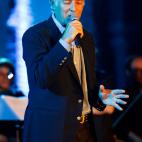 Sobre la pol&iacute;tica Luc&iacute;a Mart&iacute;n: &ldquo;Ha dimitido ya Pablo Iglesias?? El bajito es diputado tambi&eacute;n?? No se le ve muy relajado, si yo fuera Polic&iacute;a lo cacheaba...&rdquo;.