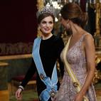 En la cena de gala en honor al presidente Mauricio Macri y su esposa, Juliana Awada, en la que lució por primera vez joyas de pasar de la Casa Real, en concreto la simbólica tiara Flor de Lis.