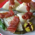 Como dice la autora, merece la pena probar con el jamón de Parma: "Aunque es un poquitín caro, y difícil de encontrar, rinde mucho porque se corta en lonchas muy finas". Puedes ver la receta completa en Cookpad