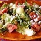 El toque diferente se lo dan los alcaparrones tiernos y la salsa, a base de yogur desnatado. Puedes ver la receta completa en Cookpad