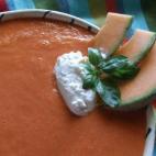 No, no es una sopa de sandía ni un error: es una sopa de melón cantalupo, que es naranja por dentro. Un plato distinto. Puedes ver la receta completa en Cookpad