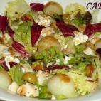 Si no quieres o no tienes tiempo de cocinar el pollo, es una ensalada perfecta para aprovechar las sobras del pollo asado. Puedes ver la receta completa en Cookpad