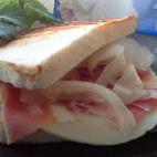 Para que tenga más consistencia, tuesta el pan y ponle queso fresco. Puedes ver la receta completa en Cookpad