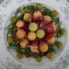 La gracia está en servir el melón en forma de pequeñas bolitas. Puedes ver la receta completa en Cookpad