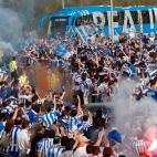 Aficionados de la Real, despidiendo esta mañana a su equipo en Donosti.