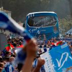 Aficionados de la Real Sociedad, despidiendo al equipo.