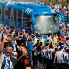 Aficionados de la Real Sociedad, despidiendo al equipo.