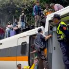 Pasajeros esperando ayuda tras el accidente de tren en Taiwan.