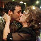 Marujita Díaz besando a su novio, Dinio, tras anunciar públicamente su boda.