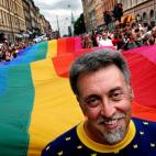 Gilbert Baker, el creador de la bandera arco&iacute;ris, s&iacute;mbolo de la comunidad LGTB, muri&oacute; a los 65 a&ntilde;os mientras dorm&iacute;a en su residencia de Nueva York. Nacido en 1951 en Chanute, Kansas, Baker ingres&oa...