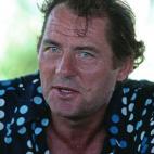 Actor, dramaturgo y novelista inglés famoso por papeles de villanos. Al igual que su personaje, sirvió en el Ejército durante la guerra, pero fue en la Royal Air Force británica. Su dilatada carrera antes de cazar escualos incluye la serie d...