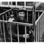 El alter ego de Spielberg en la película es un niño bien con una obsesión por los tiburones tras una traumática experiencia en su infancia con uno de ellos. Es un biólogo marino que se paga de su propio bolsillo la tecnología que emplea en...