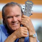 La estrella estadounidense del country y el pop falleci&oacute; el 8 de agosto a los 81 a&ntilde;os tras una larga lucha contra el alzh&eacute;imer, inform&oacute; su familia a trav&eacute;s de su cuenta oficial en Facebook. Campbell, que vendi...