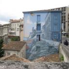 Este mural de Max Cabanes ocupa 120 metros cuadrados de pared y, si no fuera por sus tonos azules, se camuflaría perfectamente con el entorno. Una joven mira las vistas desde la muralla en este dibujo que mezcla dos ciudades: "Son las murallas ...