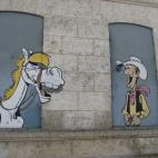 El vaquero Lucky Luke, su caballo Jolly Jumper y los hermanos Dalton ocupan los huecos de las ventanas del lateral de este edificio. Su creador es el dibujante belga Morris. En las primeras historias, él mismo dibujaba los escenarios, pero a pa...