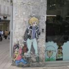 En la esquina entre la Rue de l'Arsenal y la Rue Hergé, el peatón se puede topar con estos dos personajes de dos cómics distintos de François Walthéry: ella es la azafata de avión que protagonizaba historietas en el semanario Spirou y él ...