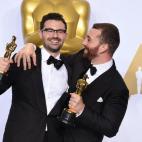 MEJOR CANCIÓN: Jimmy Napes, left, and Sam Smith por Writing’s on the wall, de Spectre